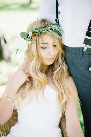 Свадебная фотосессия в яблоневом саду, невеста на стуле