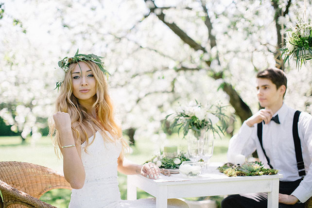Свадебная фотосессия в яблоневом саду, жених и невеста за столом