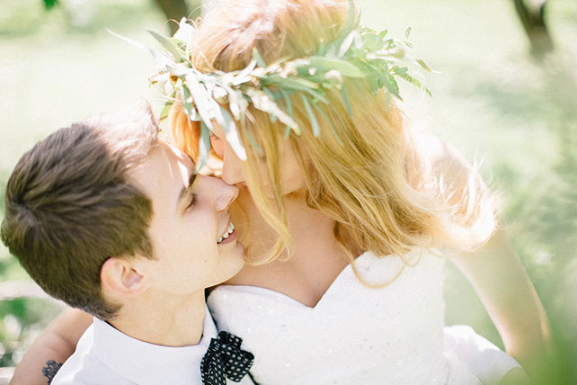 Свадебная фотосессия в яблоневом саду, жених и невеста