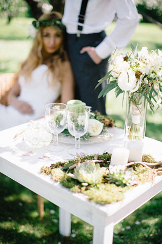 Свадебная фотосессия в яблоневом саду, декор стола