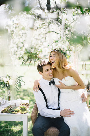 Свадебная фотосессия в яблоневом саду, жених и невеста на стуле