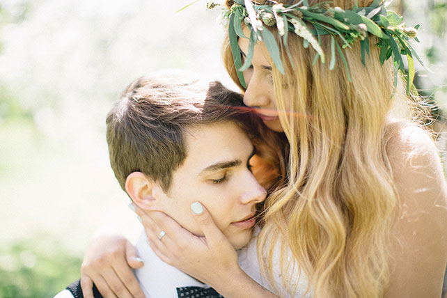 Свадебная фотосессия в яблоневом саду, жених и невеста на стуле