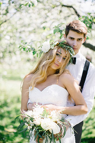 Свадебная фотосессия в яблоневом саду, жених и невеста обнимаются