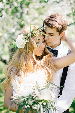 Свадебная фотосессия в яблоневом саду, жених и невеста обнимаются