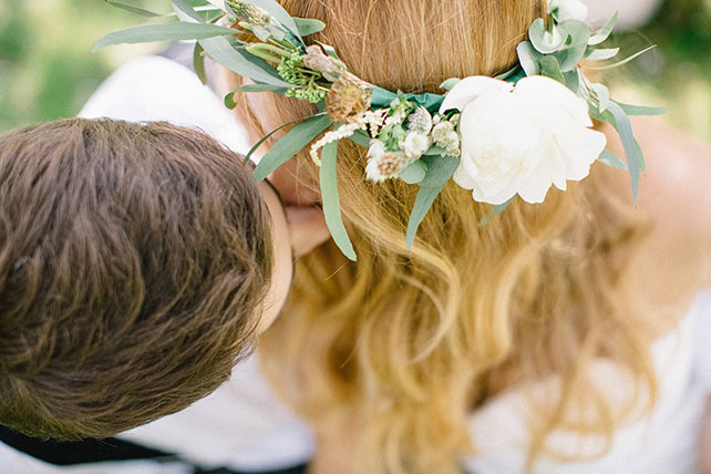 Свадебная фотосессия в яблоневом саду, поцелуй