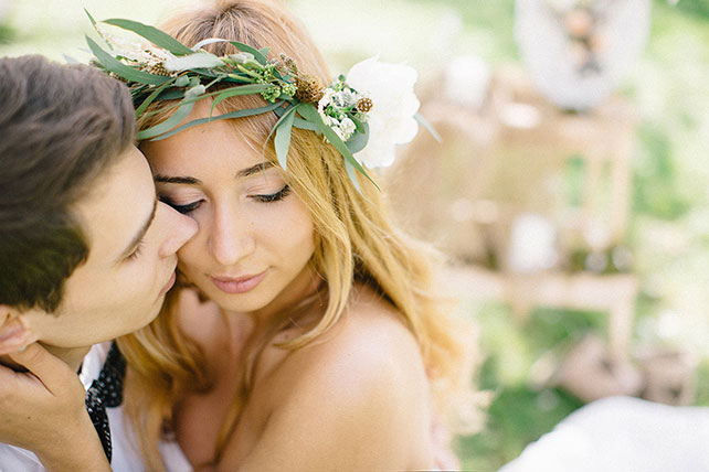 Свадебная фотосессия в яблоневом саду, жених и невеста на поляне