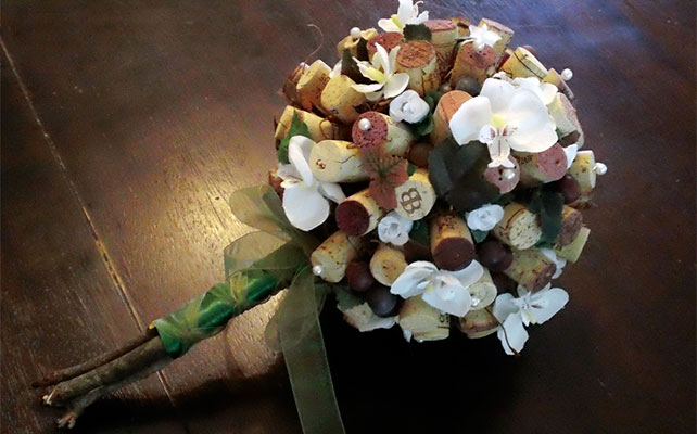 букет невесты с винными пробками