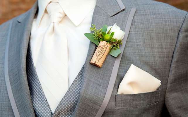 бутоньерка жениха из винной пробки