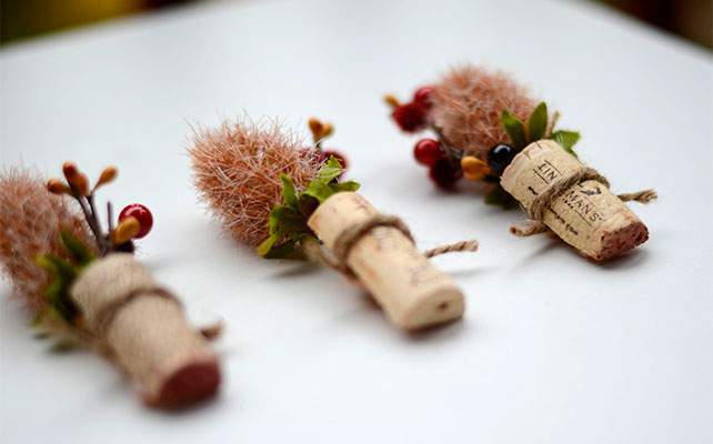 бутоньерка жениха из винной пробки