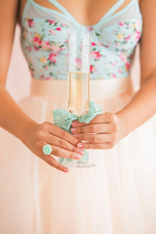 Свадебные тренды 2015 - пастельные цвета, бакал шампанского в руках невесты
