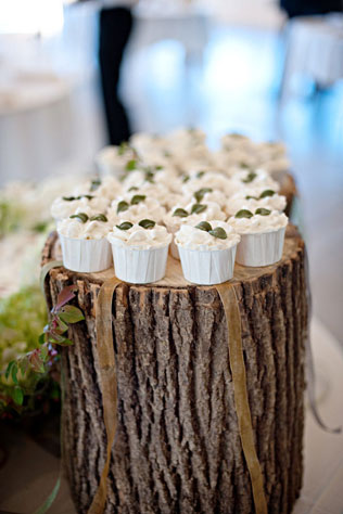Свадебные тренды 2015 - эко-стиль, кексики на пне