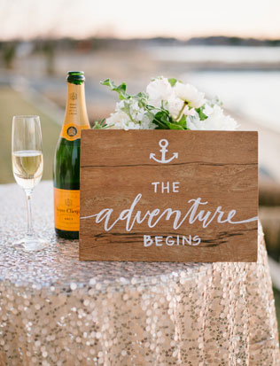 Свадебные тренды 2015 - каллиграфия, табличка на столе