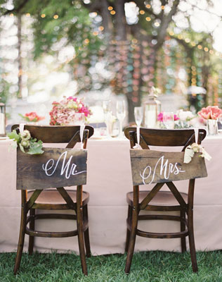 Свадебные тренды 2015 - каллиграфия, украшение стульев молодожен