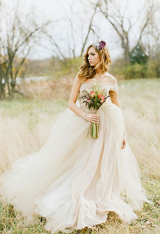 Свадебные тренды 2015, невеста в свадебном платье из легких тканей