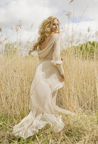 Свадебные тренды 2015, невеста в свадебном платье из легких тканей