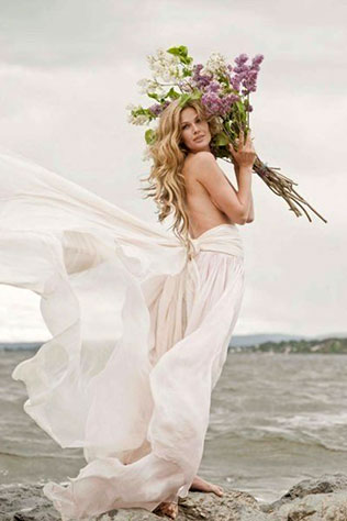 Свадебные тренды 2015, невеста в свадебном платье из легких тканей