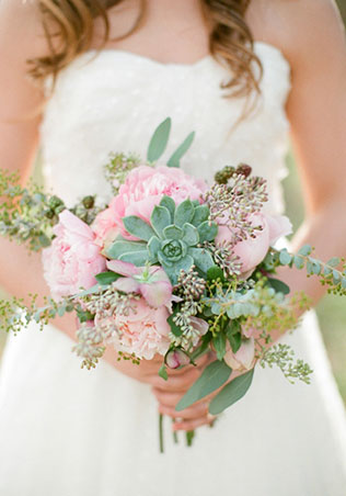 Свадебные тренды 2015 - растрёпанный букет невесты