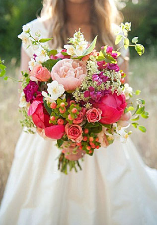 Свадебные тренды 2015 - растрёпанный букет невесты