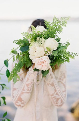 Свадебные тренды 2015 - растрёпанный букет невесты