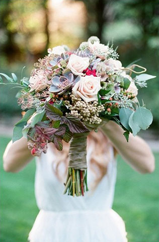 Свадебные тренды 2015 - растрёпанный букет невесты