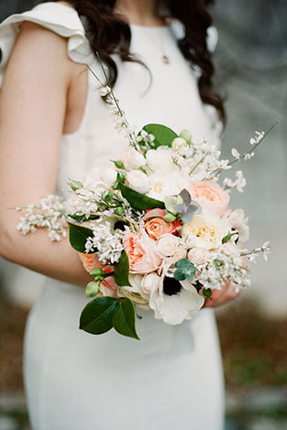 Свадебные тренды 2015 - растрёпанный букет невесты
