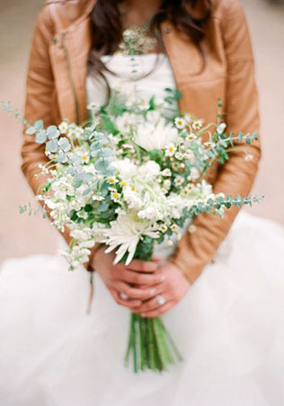Свадебные тренды 2015 - растрёпанный букет невесты