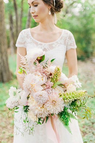 Свадебные тренды 2015 - растрёпанный букет невесты