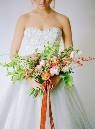 Свадебные тренды 2015 - растрёпанный букет невесты