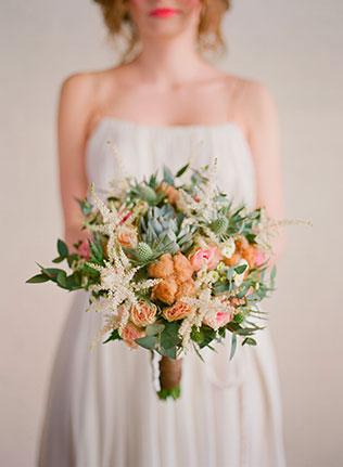 Свадебные тренды 2015 - растрёпанный букет невесты