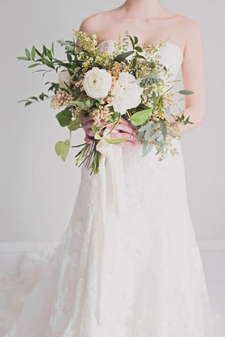 Свадебные тренды 2015 - растрёпанный букет невесты