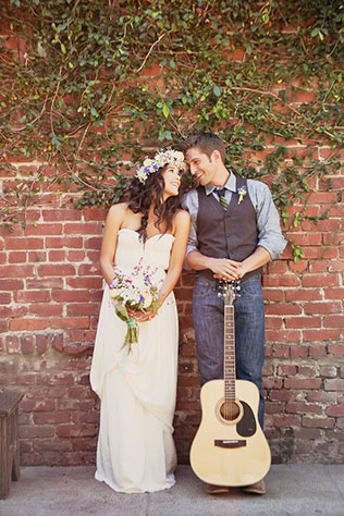 Свадебные тренды 2015 - стиль бохо, жених и невеста с гитарой