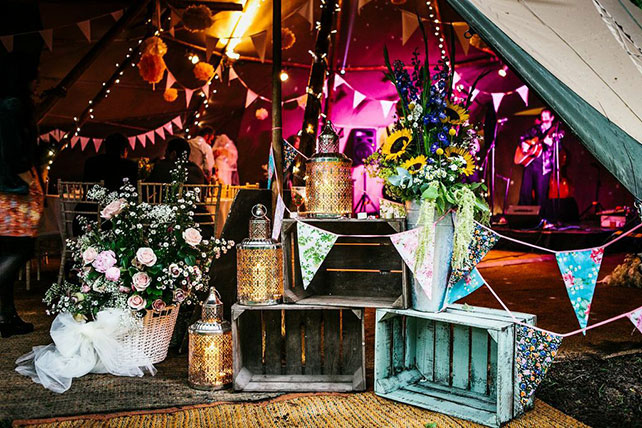 Свадебные тренды 2015 - стиль бохо, деревянные ящики и флажки в декоре