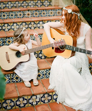 Свадебные тренды 2015 - стиль бохо, невеста с маленькой девочкой, гитары