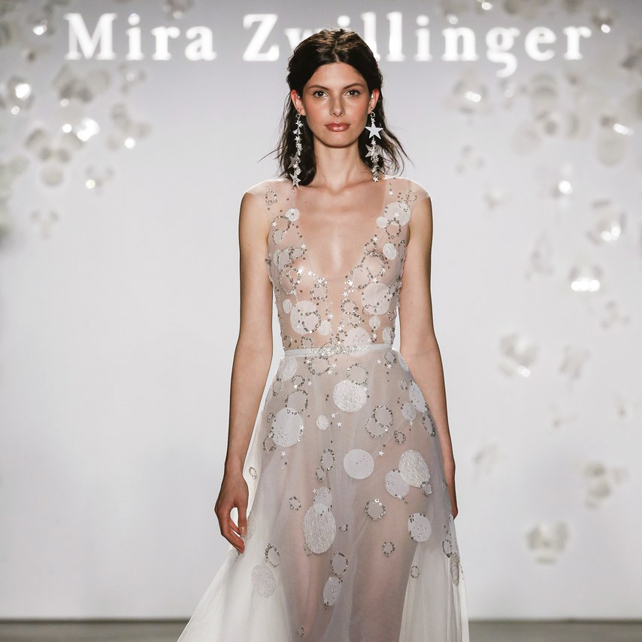 Прозрачный тюль, блеск кристаллов и объёмные цветы: свадебная коллекция Mira Zwillinger 2020