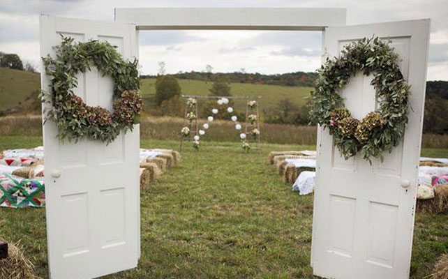 Как выбрать свадебную арку: 8 трендов сезона 2014,  свадебная арка в виде двери
