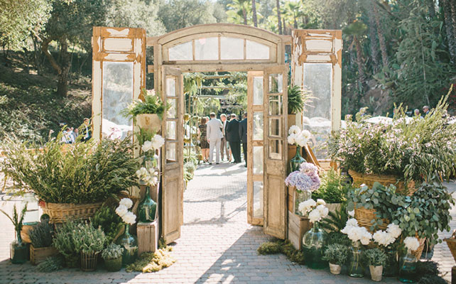Как выбрать свадебную арку: 8 трендов сезона 2014,  свадебная арка в виде двери