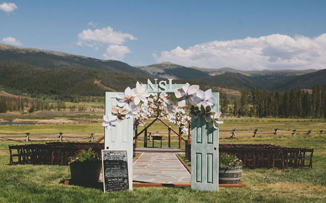 Как выбрать свадебную арку: 8 трендов сезона 2014, свадебная арка в виде двери