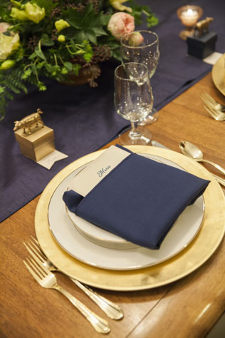 Свадебная палитра: густой темно-синий цвет и роскошь золота 