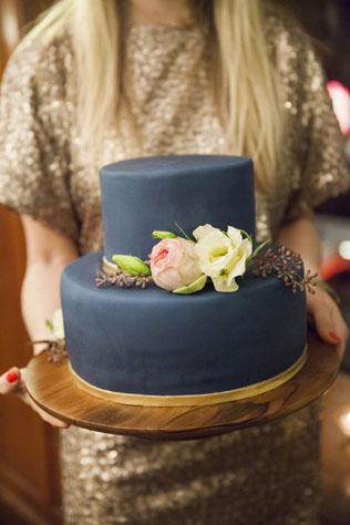 Свадебная палитра: густой темно-синий цвет и роскошь золота 