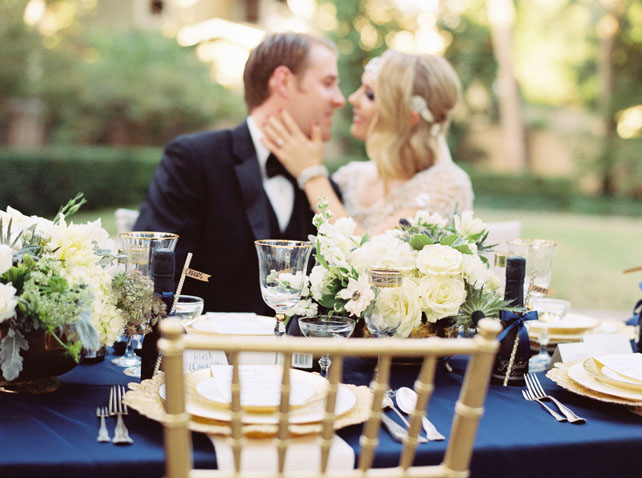 Свадебная палитра: густой темно-синий цвет и роскошь золота 