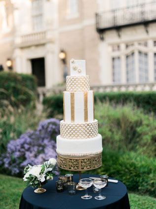 Свадебная палитра: густой темно-синий цвет и роскошь золота 