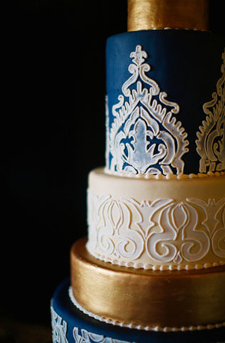 Свадебная палитра: густой темно-синий цвет и роскошь золота 