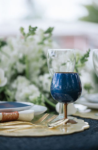 Свадебная палитра: густой темно-синий цвет и роскошь золота 