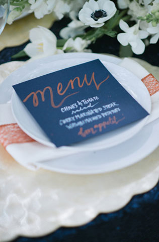 Свадебная палитра: густой темно-синий цвет и роскошь золота 