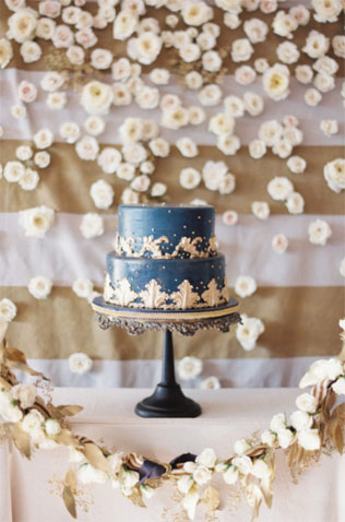 Свадебная палитра: густой темно-синий цвет и роскошь золота 