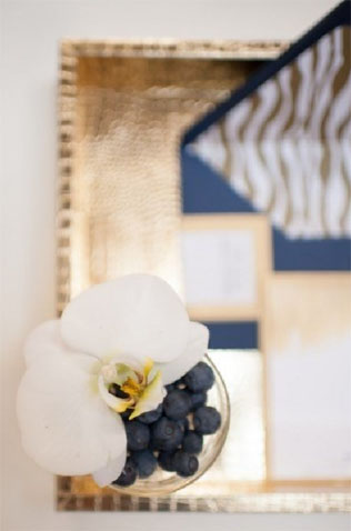 Свадебная палитра: густой темно-синий цвет и роскошь золота 