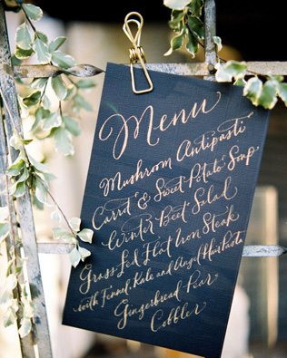 Свадебная палитра: густой темно-синий цвет и роскошь золота 