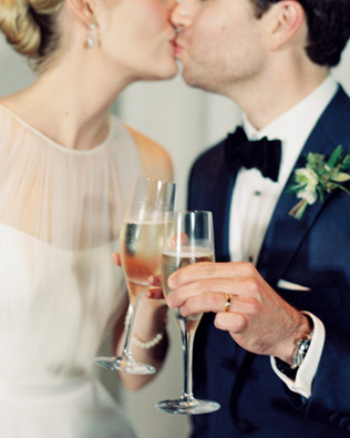 Свадебная палитра: густой темно-синий цвет и роскошь золота 