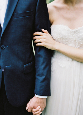 Свадебная палитра: густой темно-синий цвет и роскошь золота 