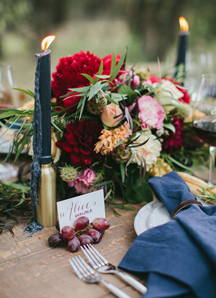 Свадебная палитра: густой темно-синий цвет и роскошь золота 